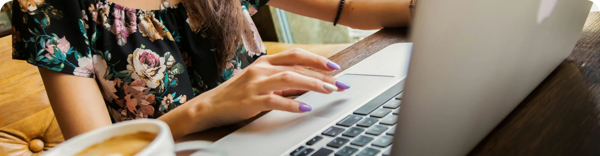 Peste 25% dintre romani au redus semnificativ cheltuielile online